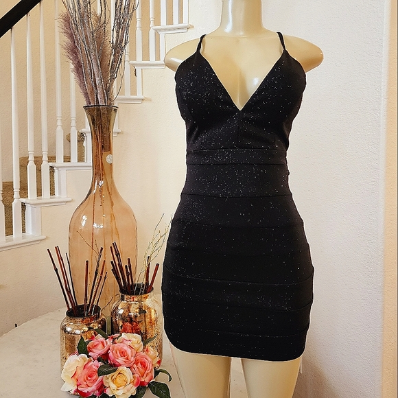 Emerald Sundae Dresses & Skirts - MACYS ✨️ SPARKLY DRESS MINI XS HOURGLASS SHAPE ⌛️ ♥️ SPARKLY BLACK LACE BACK